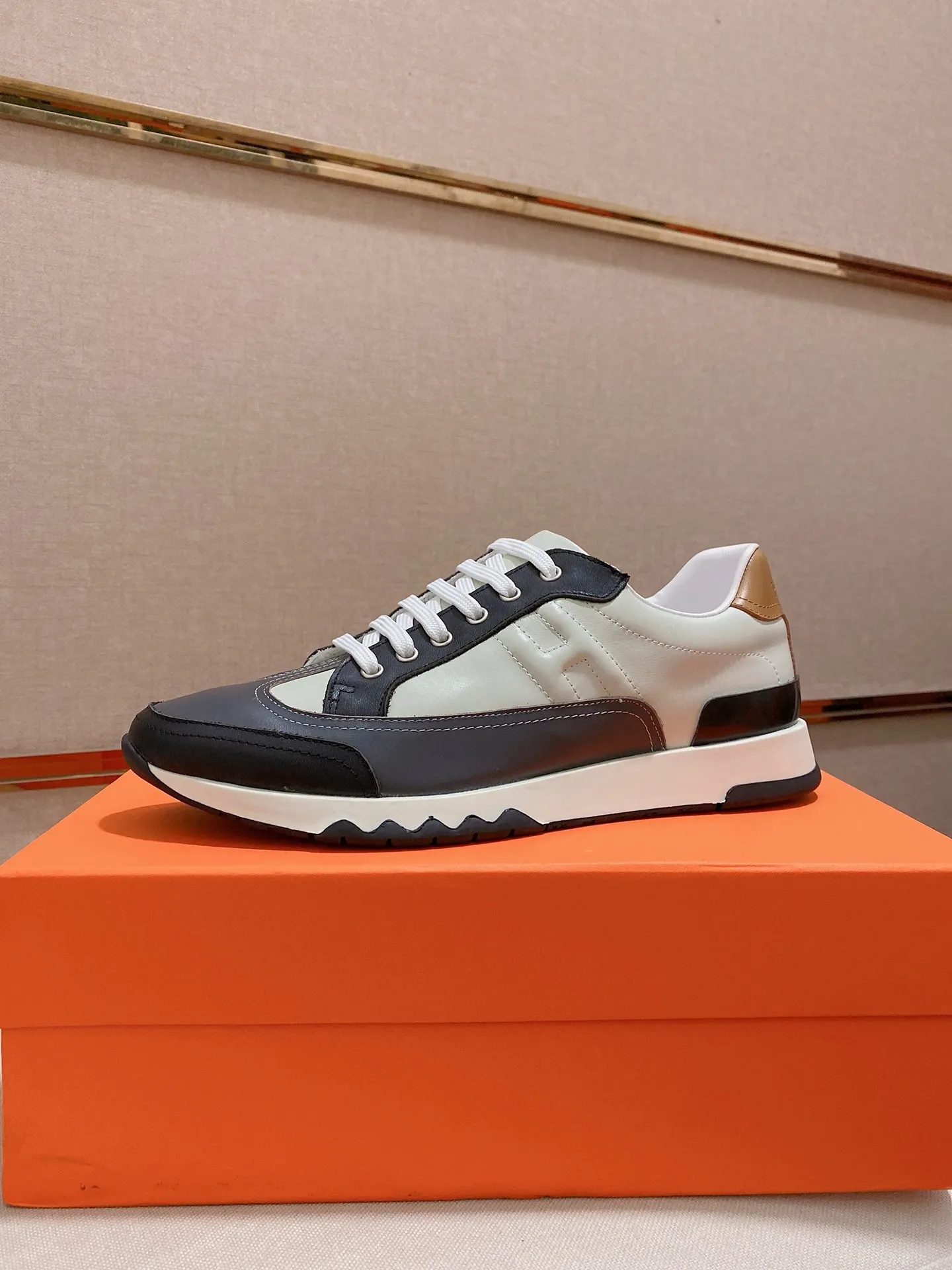 Ex-factory price: 500💰《HERMES》【Classic original single version】Hermès; top 🔝purchasing agent🔍🔍men's latest 🇺🇸sold simultaneously, original imported from Italy ▲▲first-layer cowhide ▲▲ (high-end, nobility and class) ) Exquisite workmanship (Italian 🇮🇹 imported water-dyed 🐂 cowhide lining) sole: original sole provided by the original factory, ⚠️exclusive double-layer activity·TPR·rubber·combined molded outsole; super comfortable·wear-resistant·non-slip·environmental protection The real thing is more beautiful when photographed in kind (high quality, following orders), you can come in and out at will * Number of yards: 38·39·40·41·42·43·44# (can be customized 45.)
